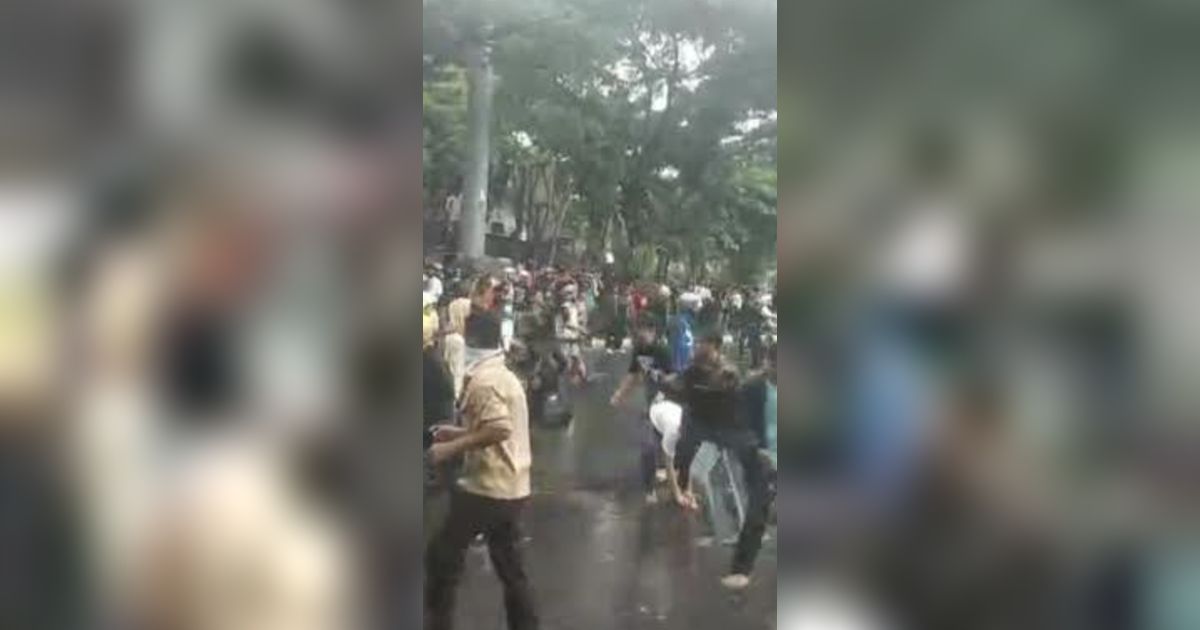 Demo di Polda Jateng, Massa Protes Kenaikan Tunjangan DPR dan Tuntut Keadilan Kematian Ojol Affan