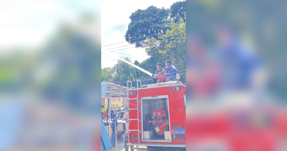 Prajurit TNI AL Gerak Cepat Padamkan Kebakaran Rumah Warga di Tarakan