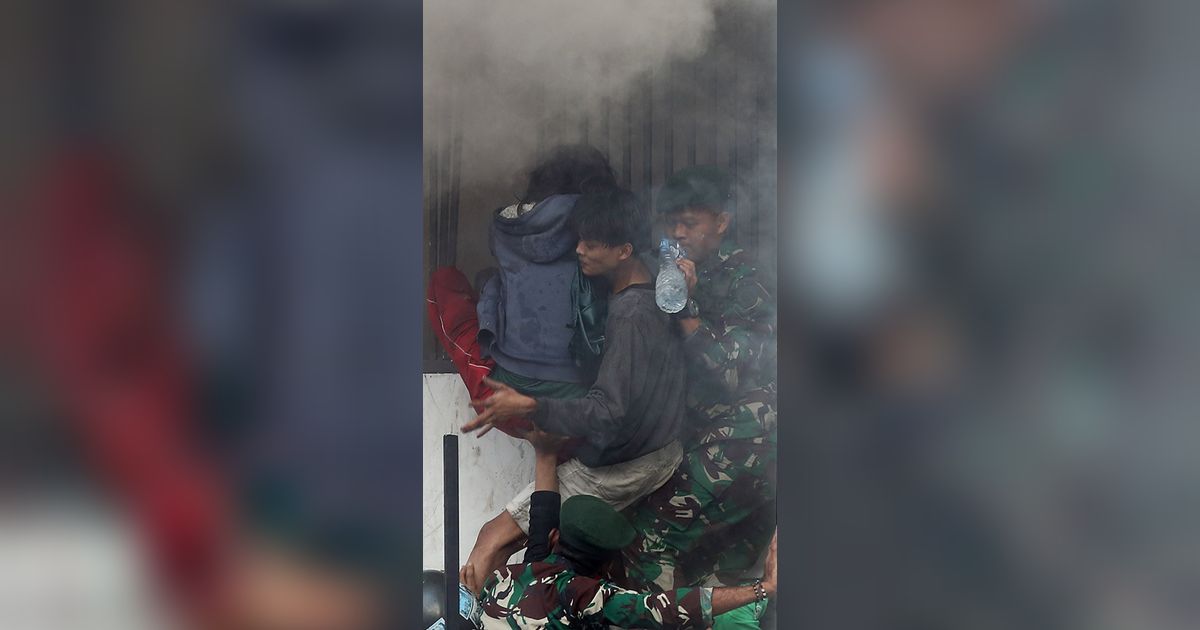 FOTO: Drama Penyelamatan Warga Saat Gedung Terbakar di Tengah Ricuh Kwitang