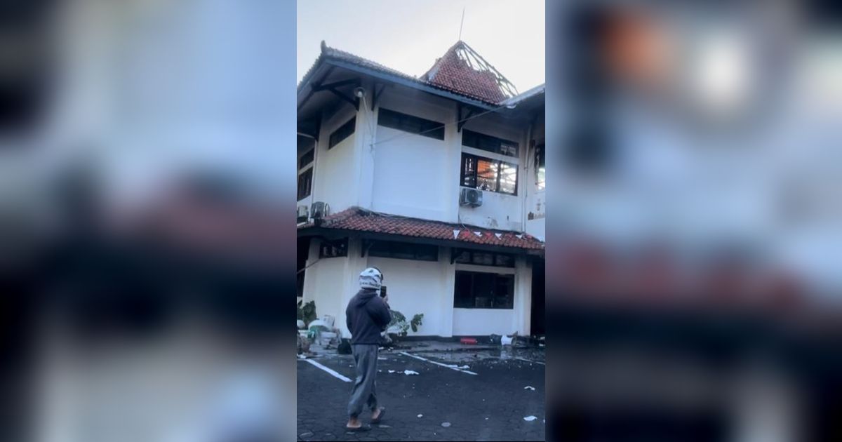 Dini Hari Mencekam, Gedung Setwan DPRD Solo Porak Poranda Dibakar Massa