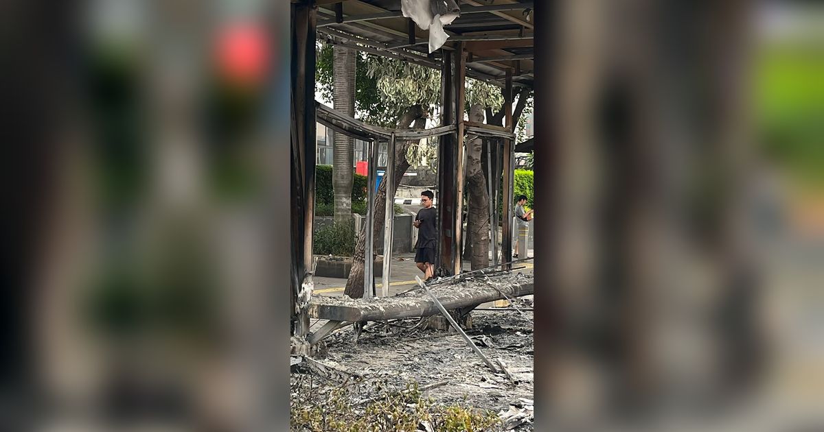 FOTO: Sisa Amuk Massa, Halte Hangus dan Pagar DPR Jebol