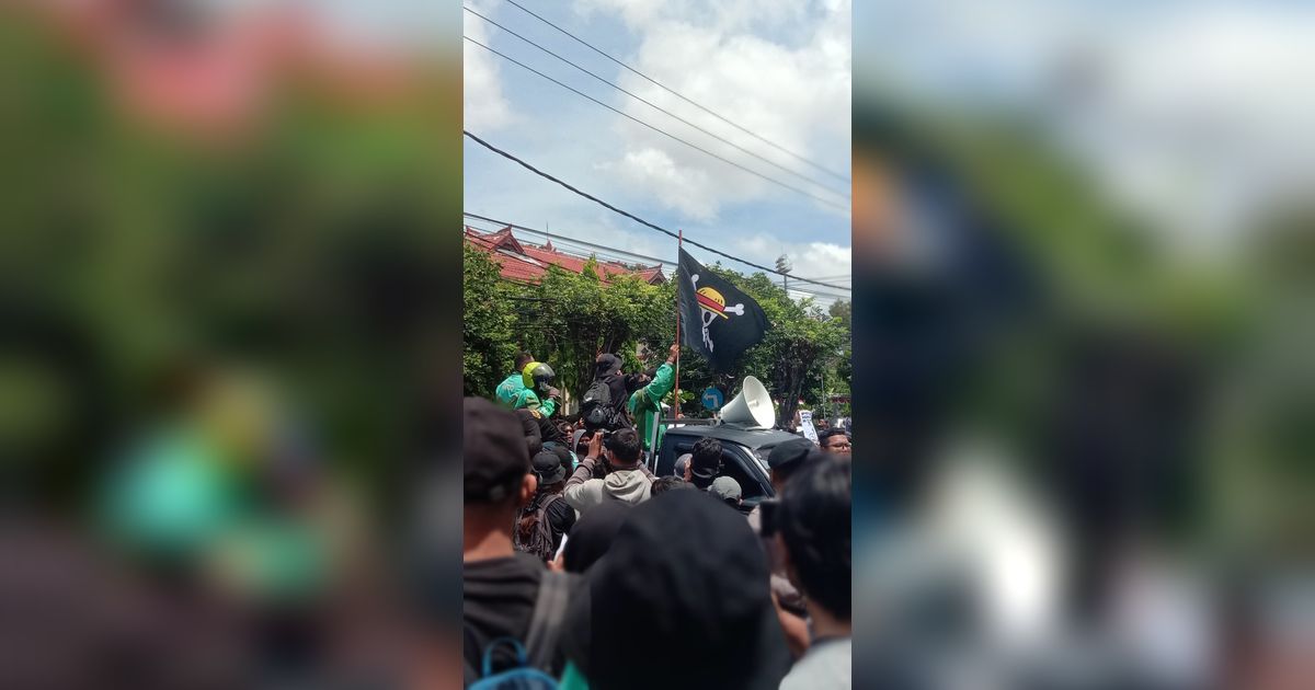 Situasi Memanas di Mapolda Bali, Massa Lempari Polisi dengan Botol Plastik