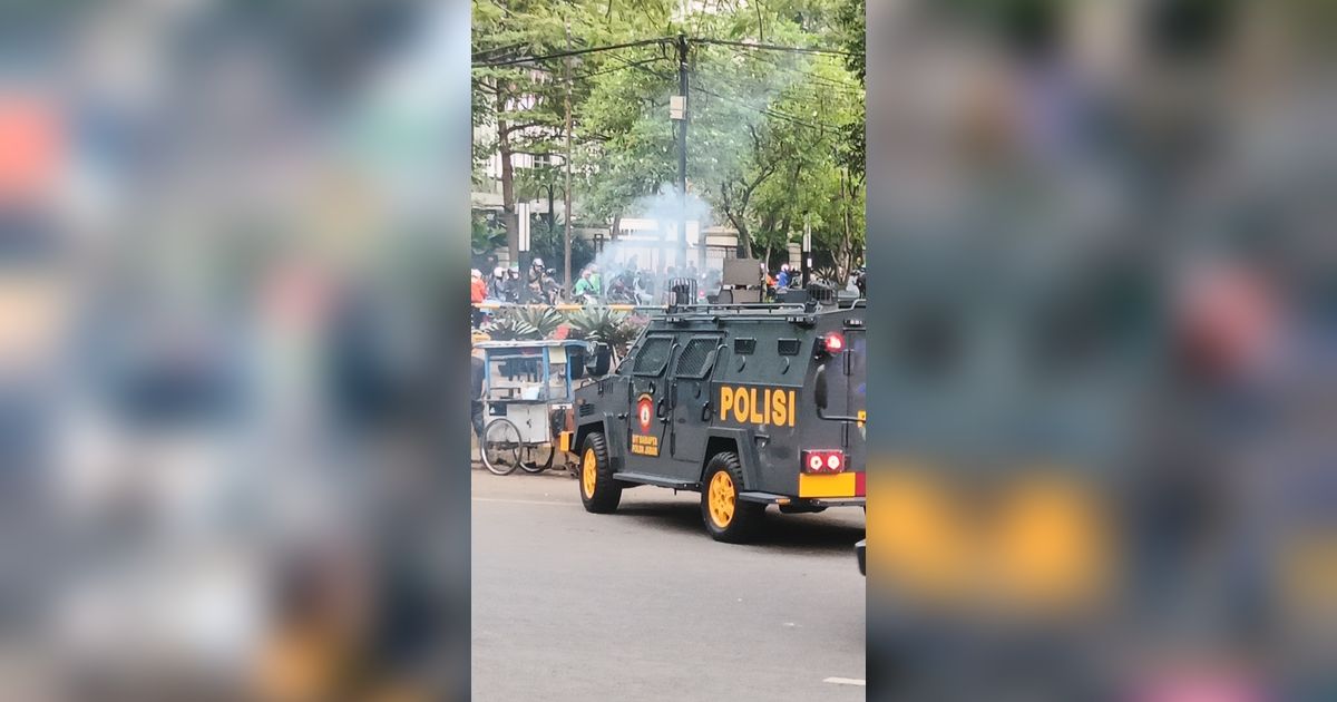 Antisipasi Rusuh, Massa di Depan Gedung Sate Dibubarkan dengan Gas Air Mata