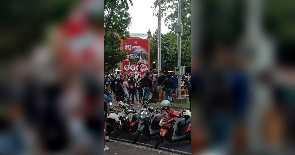 Jurnalis Detik Bali Dilarang Ambil Gambar dan Nyaris Dipukul Aparat di Demo