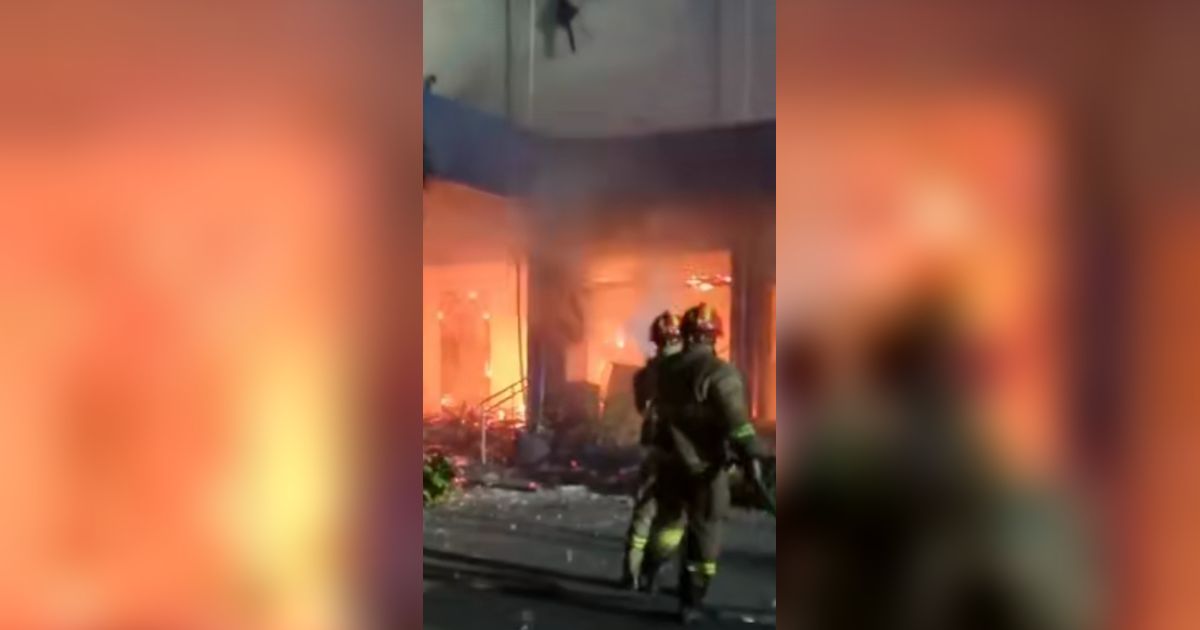 Massa Anarkis, Jarah Gudang Grahadi dan Bakar Gedung DPRD Kediri