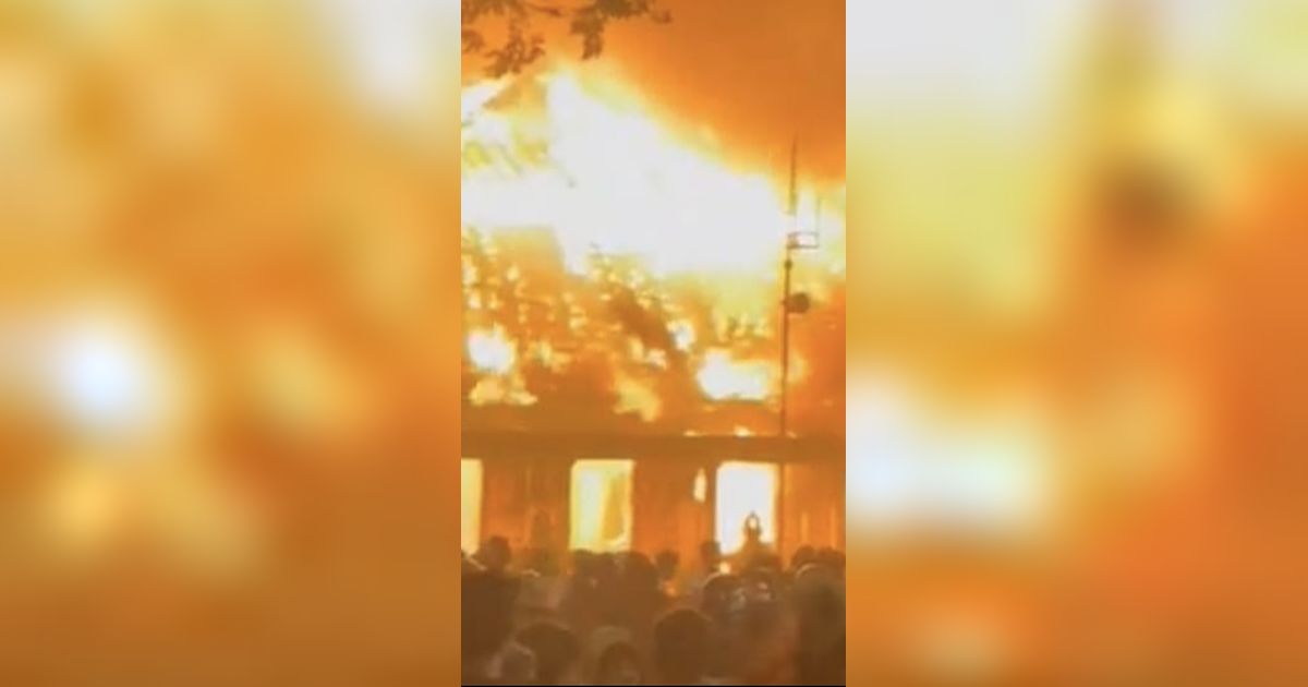 Mencekam, Gedung Grahadi di Surabaya dan DPRD Kota Kediri Dibakar Massa