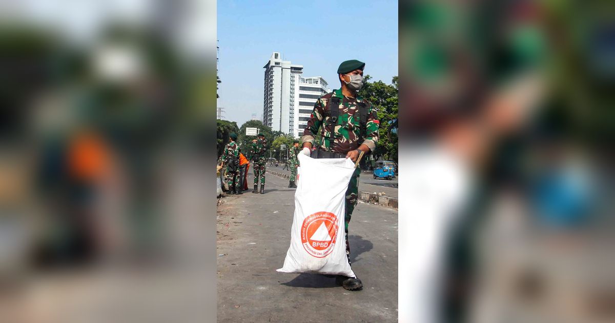 FOTO: TNI dan Aparat Gabungan Bersihkan Sisa Kerusuhan di Kwitang
