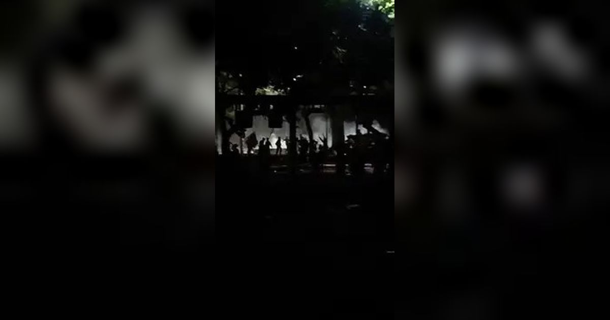 Massa Serang Kantor Polres Kota Bekasi, Polisi Balas Tembakkan Gas Air Mata