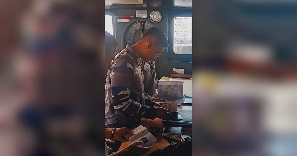 FOTO: TNI AL Amankan Kapal Pengangkut Limbah B3 di Selat Tioro