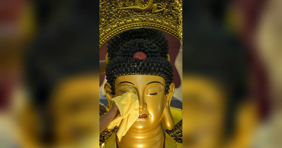 FOTO: Ritual Pembersihan Patung Buddha Jelang Imlek 2026