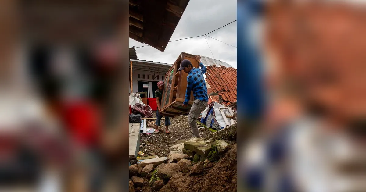 FOTO: Ribuan Warga Padasari Mengungsi Akibat Tanah Bergerak