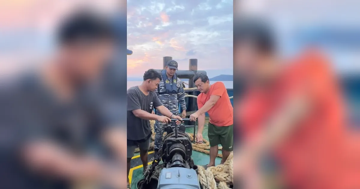 FOTO: KRI Terapang Amankan Kapal Pengangkut Bijih Nikel