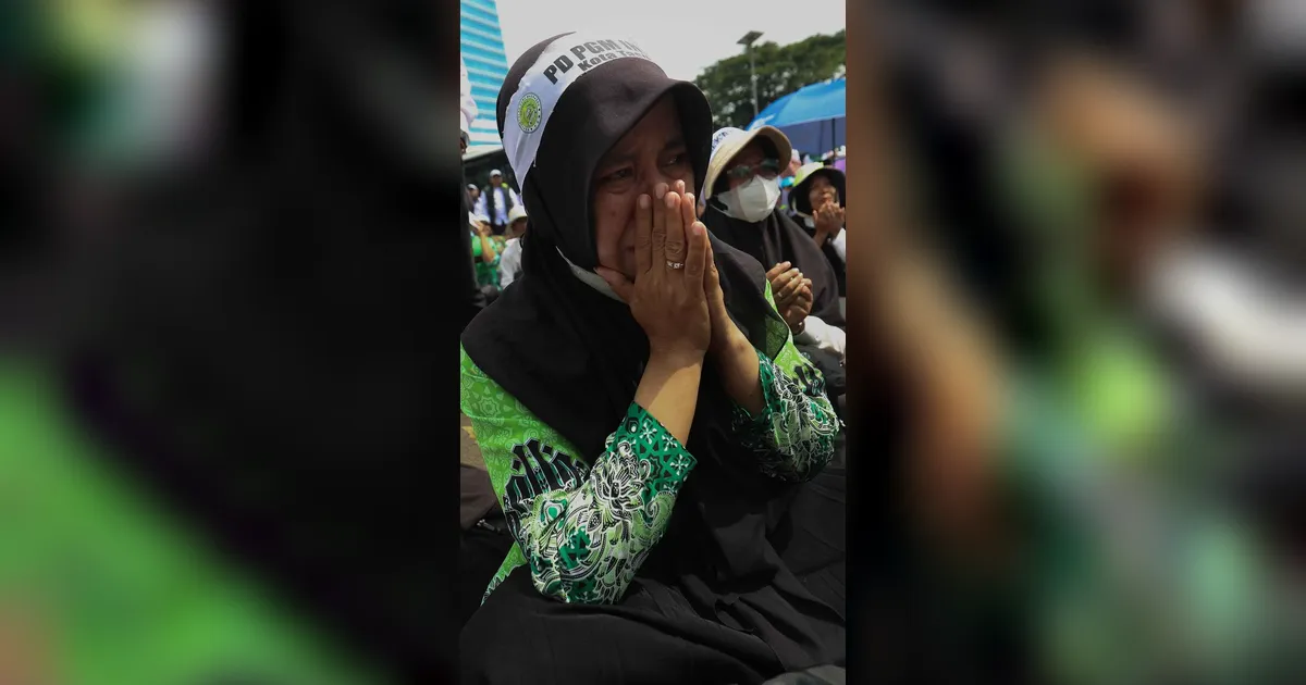 FOTO: Aksi Guru Madrasah Swasta di Depan Gedung DPR