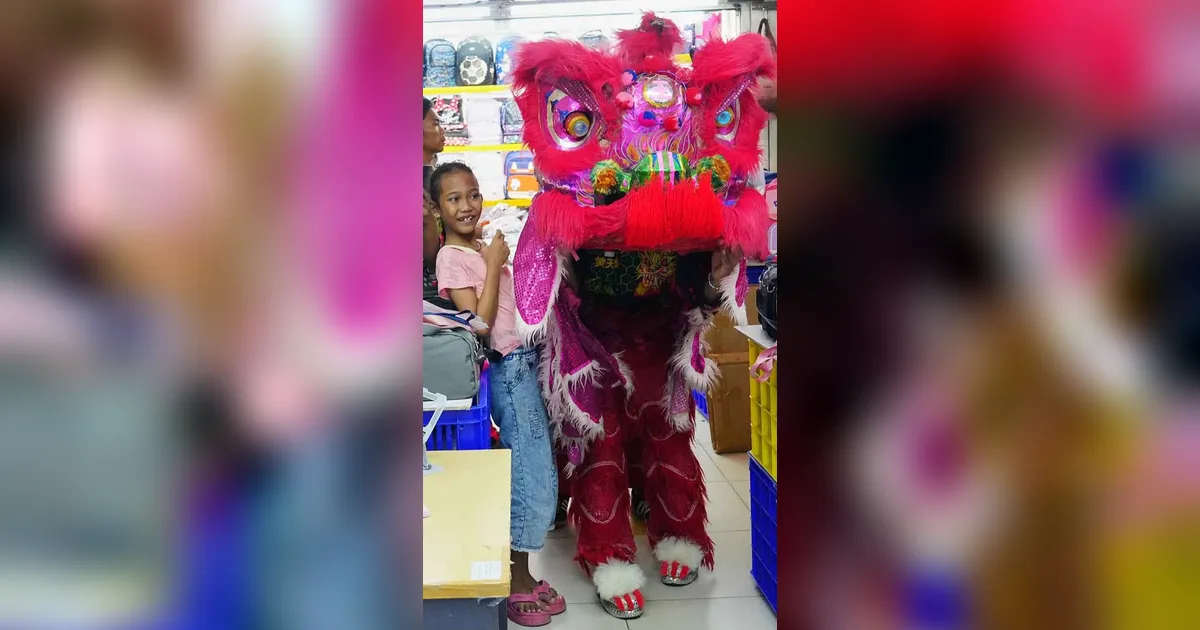 FOTO: Semarak Barongsai Jelang  Perayaan Imlek di Pusat Perbelanjaan Senen