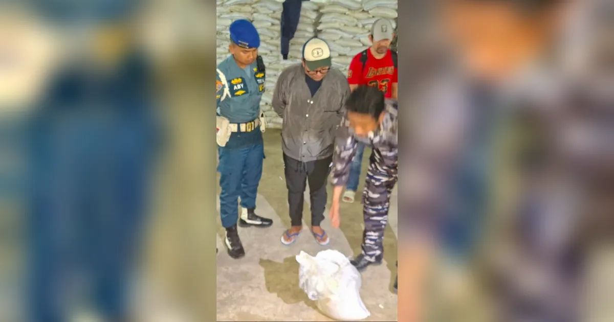 FOTO: TNI AL Gagalkan Pengiriman Ratusan Ton Mineral Diduga Ilegal di Bangka Belitung