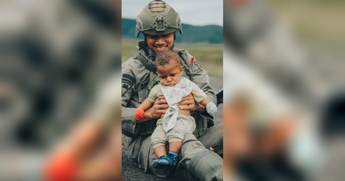 FOTO: Keakraban Aparat dan Warga  Saat Pengamanan  Hari Pasar Kiwirok