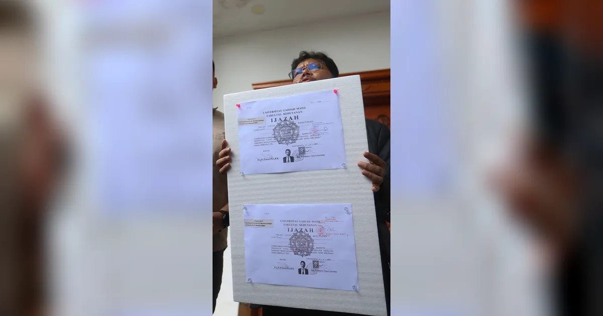 FOTO: Bonatua Silalahi Tunjukkan Salinan Ijazah Joko Widodo Tanpa Sensor di KPU RI