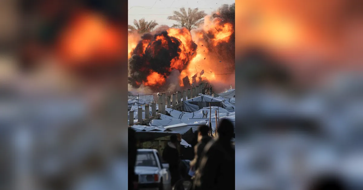 FOTO: Detik Detik Serangan Udara Hantam Kamp Pengungsi di Gaza Tengah