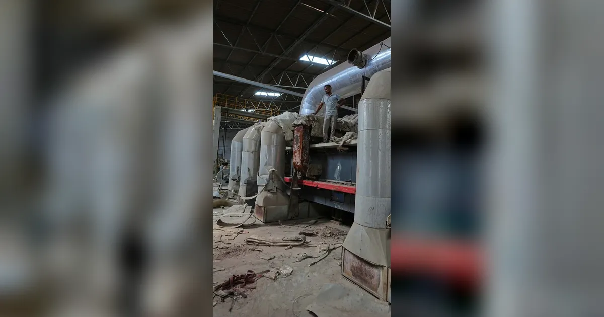 FOTO: Industri Ubin Keramik Terhenti Akibat Krisis Energi