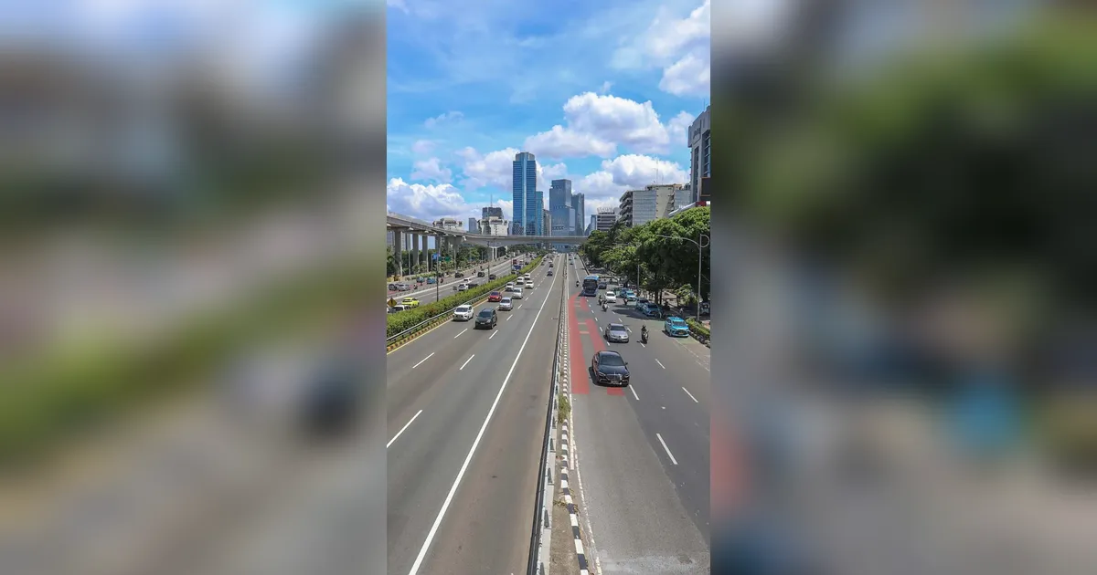 FOTO: WFH ASN Bikin Lalu Lintas Jakarta Lebih Lengang