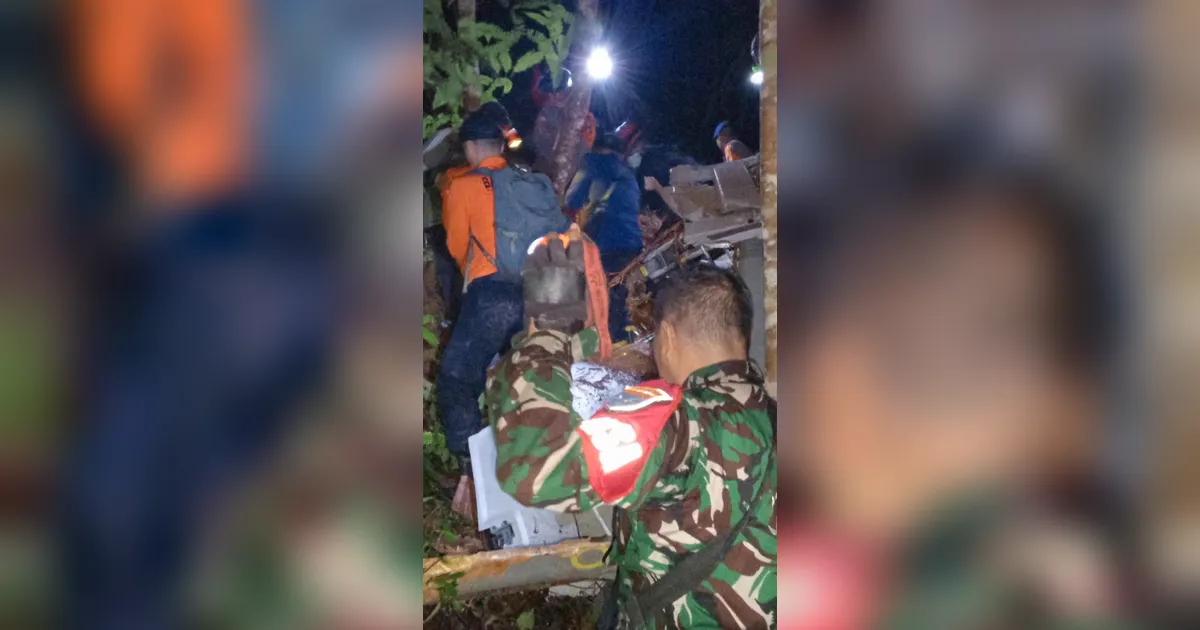 FOTO: TNI AD Kerahkan 209 Personel Evakuasi Helikopter Jatuh di Sekadau