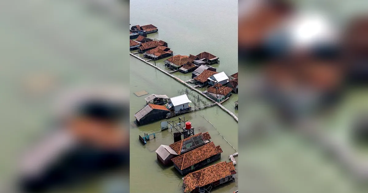 FOTO: Timbulsloko Bertahan di Tengah Rob yang Tak Kunjung Surut