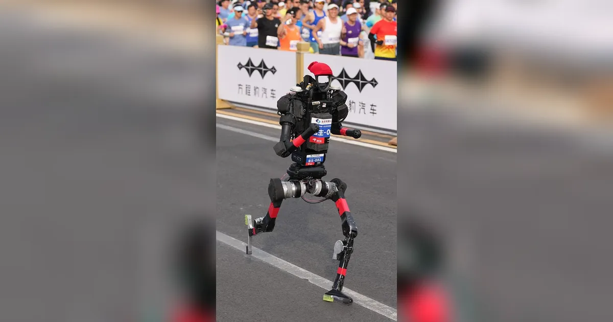 FOTO: Robot Humanoid Berlomba di Half Marathon Beijing