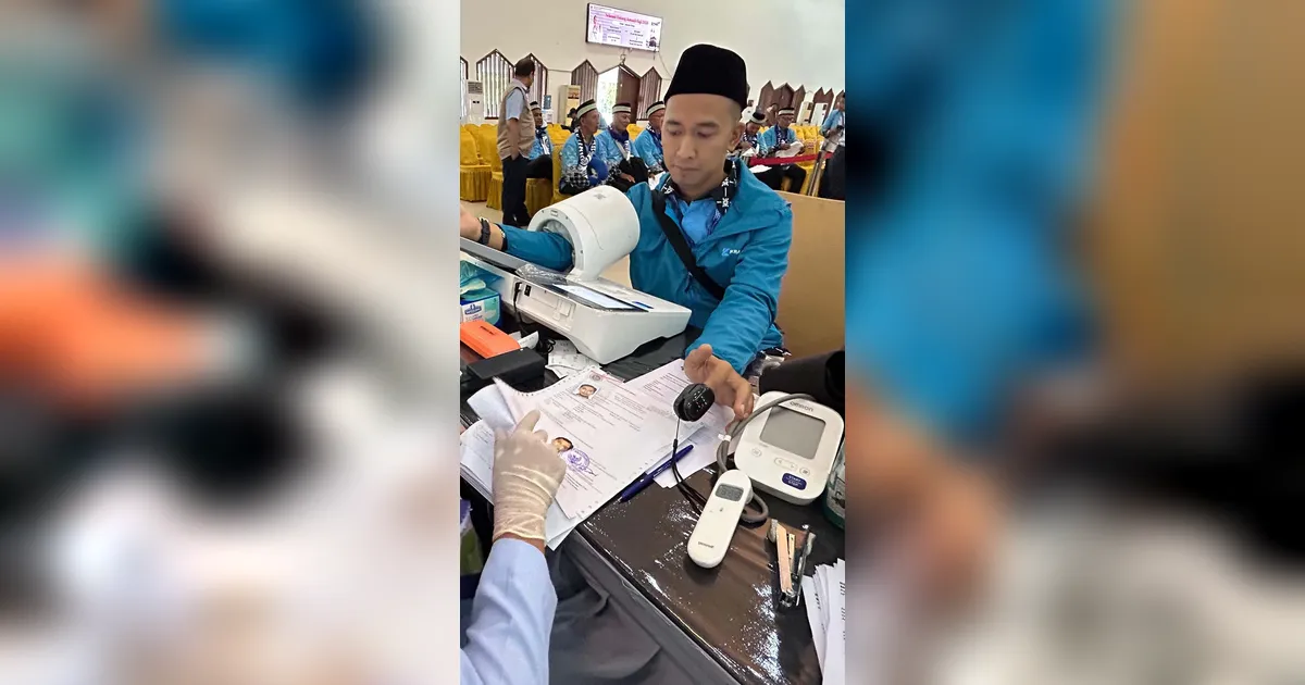 FOTO: Kloter Pertama Jemaah Haji Jakarta Mulai Masuki Asrama Pondok Gede