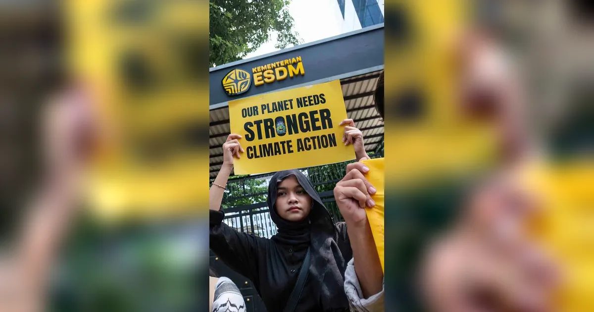 FOTO: Demo Hari Bumi Soroti Transisi Energi Nasional