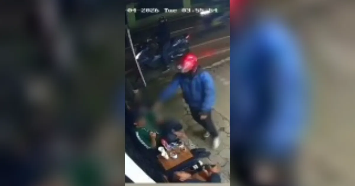 Detik-Detik Begal Bersenpi di Bandung Tembak Kepala Korban, Aksinya Terekam CCTV