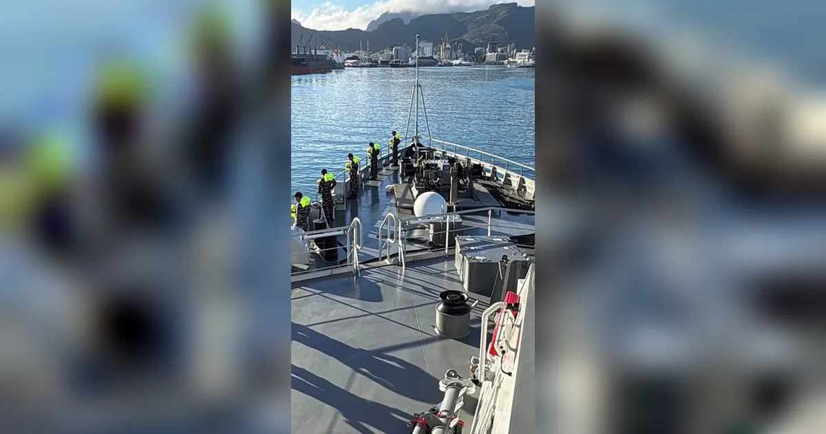 FOTO: KRI Canopus Tiba di Mauritius Usai Pelayaran Lintas Samudra