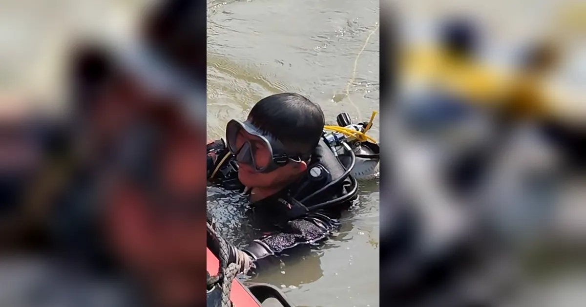 FOTO: TNI AL Evakuasi Dua Korban Tenggelam di Sungai Cisanggarung Cirebon
