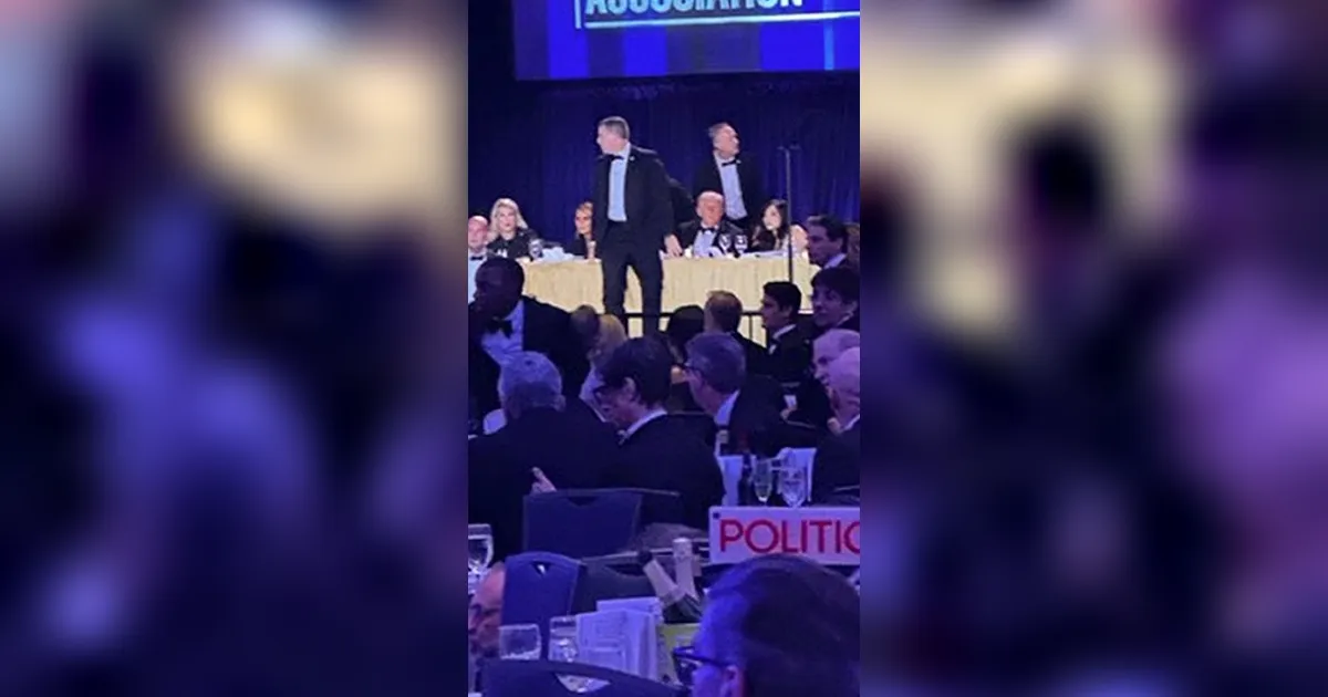 FOTO: Trump Dievakuasi Saat Tembakan Terdengar di Acara WHCA