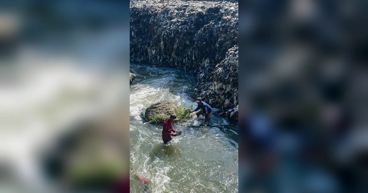 FOTO: Aliran Kali Pesanggrahan Menyempit Akibat Longsoran Sampah TPA Cipayung