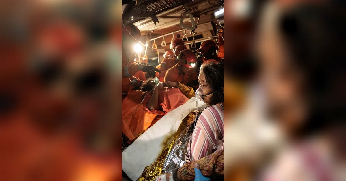 FOTO: Evakuasi Dramatis Korban Tabrakan Kereta di Bekasi Timur