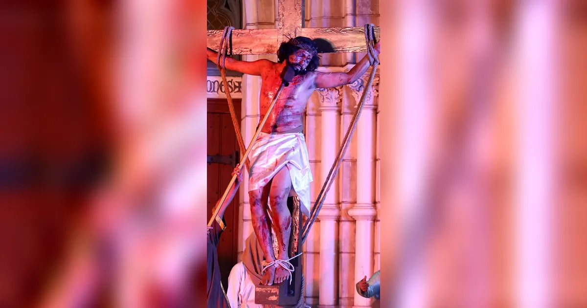 FOTO: Jalan Salib Hadirkan Suasana Khidmat Jumat Agung di Katedral Jakarta