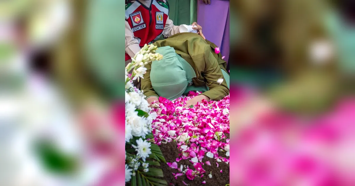 FOTO: Air Mata Keluarga Iringi Pemakaman Prajurit Penjaga Perdamaian