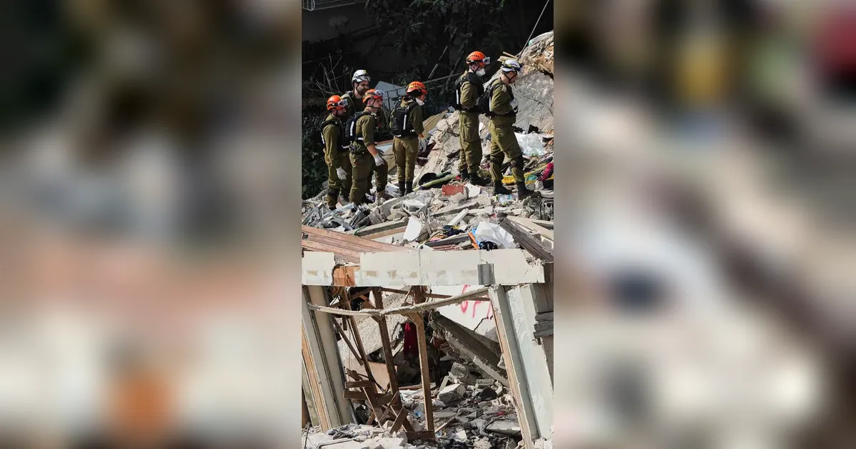 FOTO: Rudal Iran Hantam Permukiman di Haifa Israel