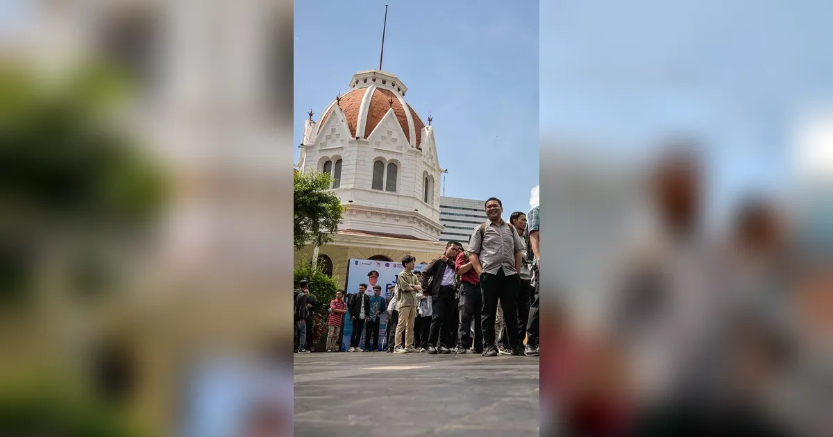 FOTO: Antrean Pencari Kerja Mengular di Job Fair Surabaya 2026