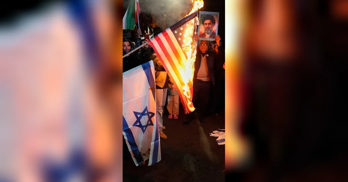 FOTO: Gencatan Senjata Iran dan Amerika Picu Aksi Demonstrans  di Teheran