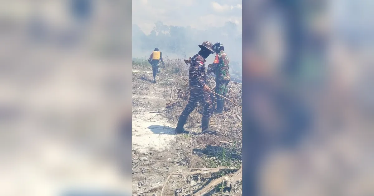 FOTO: TNI AL Tangani Kebakaran Lahan di Perbatasan Sambas