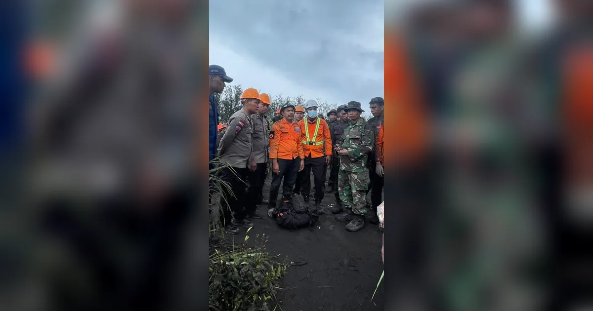 FOTO: Evakuasi Dua Pendaki Asing Korban Erupsi Gunung Dukono
