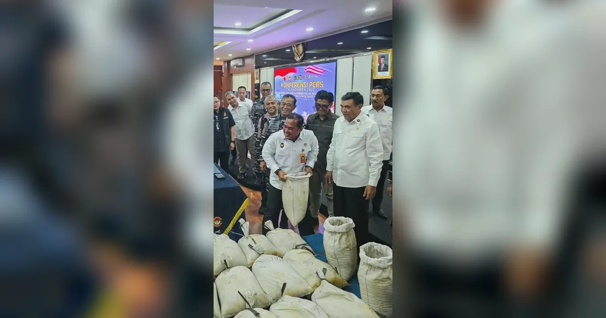 FOTO: TNI AL Gagalkan Distribusi Ilegal Pasir Timah di PIK 2