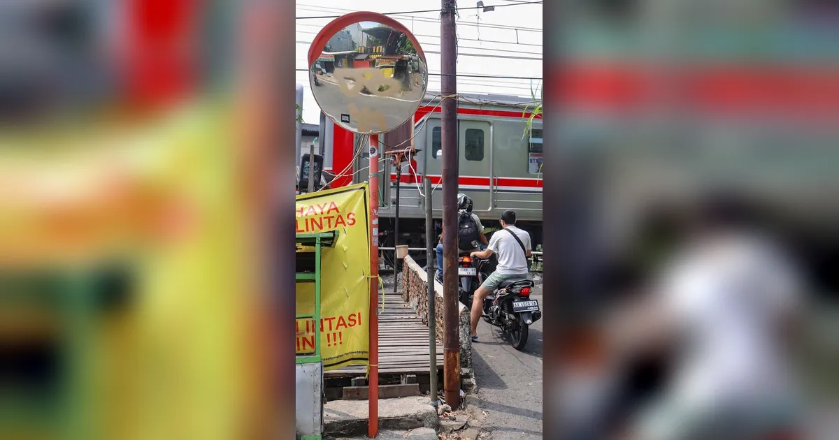 FOTO: Perlintasan Liar Tebet Ditutup Demi Keselamatan Warga