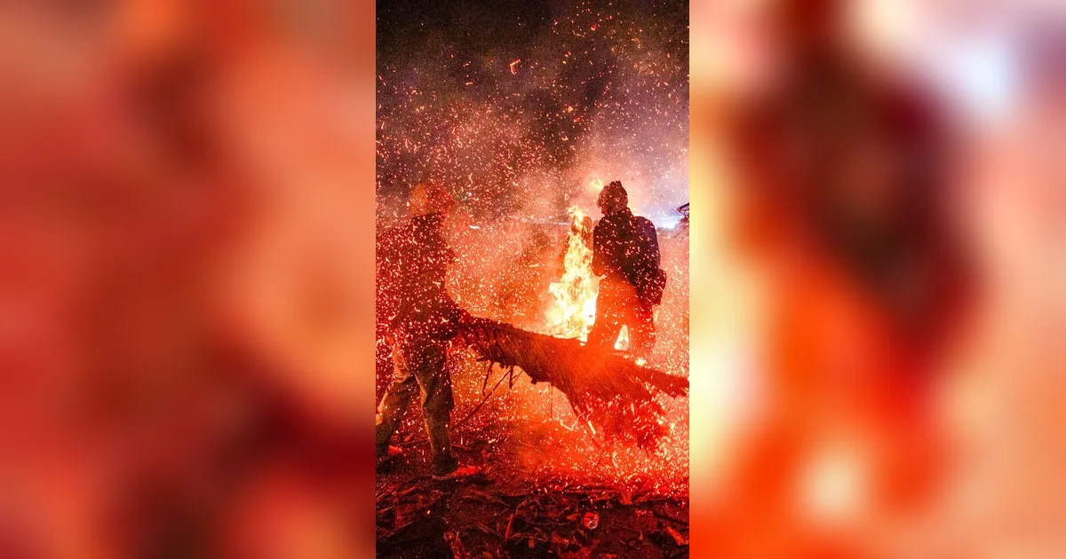 FOTO: Keseruan Tradisi Perang Obor Pikat Ribuan Warga di Jepara