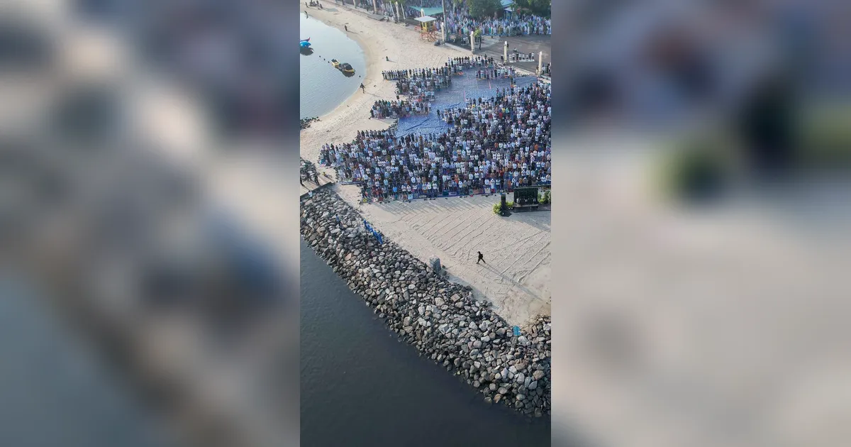 FOTO: Shalat Iduladha di Tepi Pantai Ancol Berlangsung Khidmat
