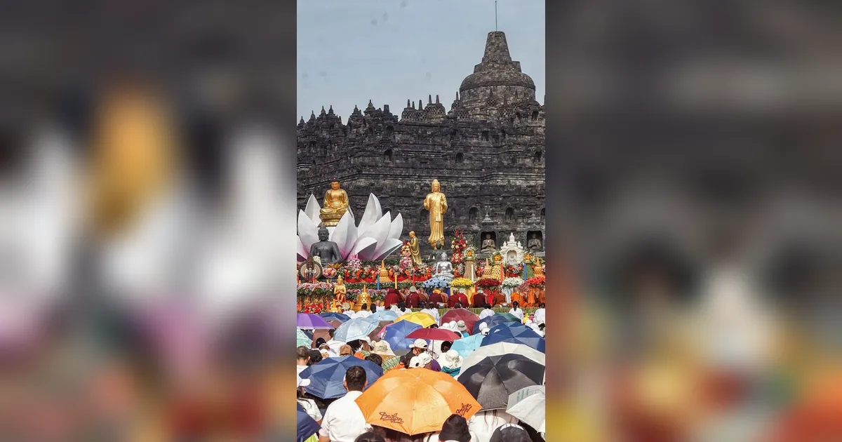 FOTO: Ribuan Umat Buddha Hadiri Puncak  Perayaan Waisak di Candi Borobudur