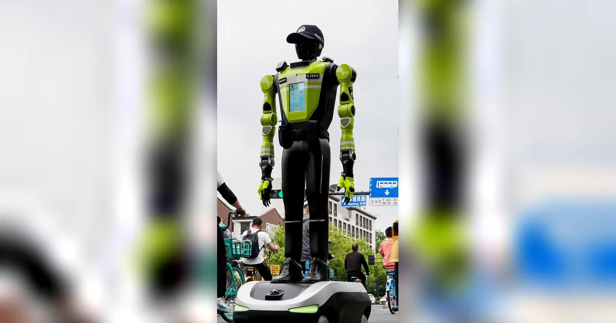 FOTO: China Kerahkan Robot Humanoid Canggih untuk Atur Lalu Lintas