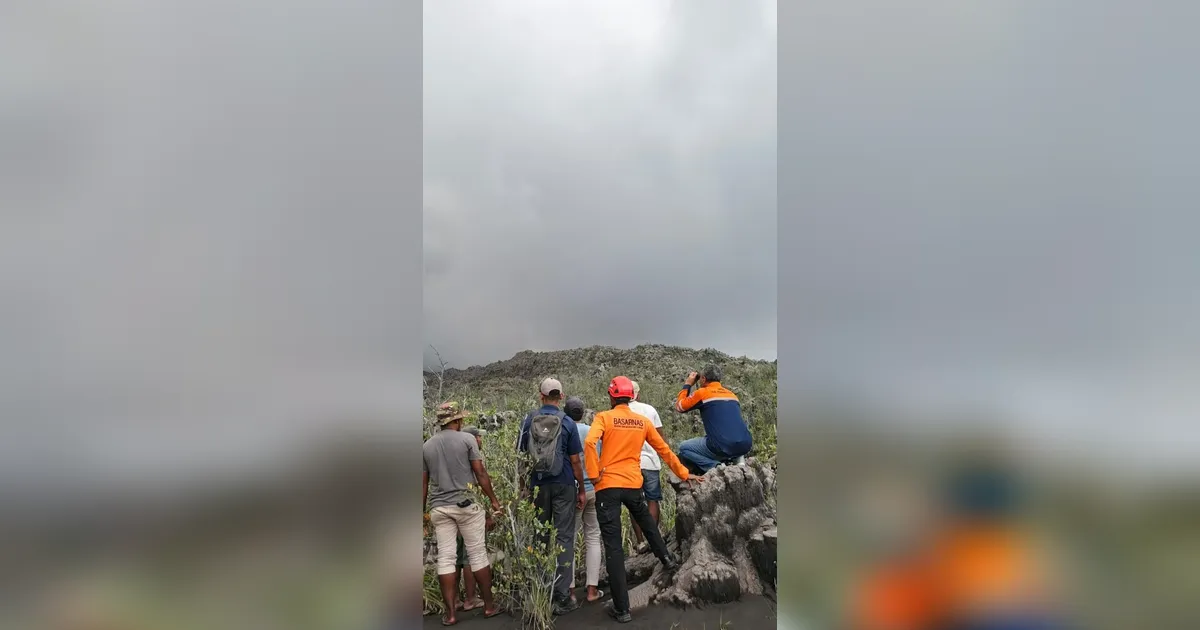 FOTO: Tim SAR Gabungan Evakuasi Pendaki Terdampak Erupsi Gunung Dukono
