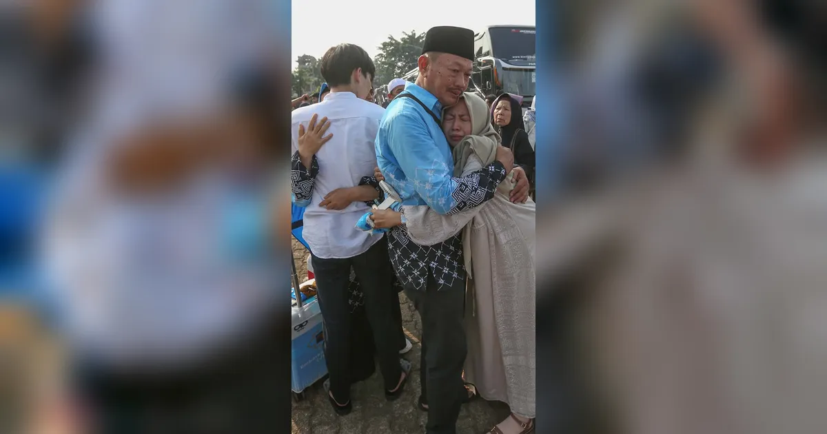 FOTO: Peluk Perpisahan Iringi Keberangkatan Jemaah Haji Bogor